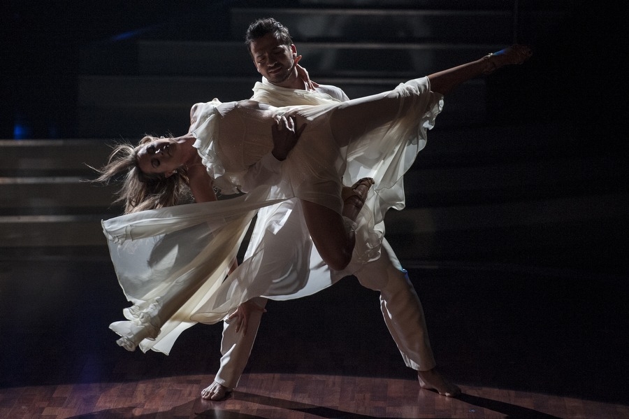 Mandy Capristo schwingt das Tanzbein. – Mandy Capristo bei Let's Dance 2012
