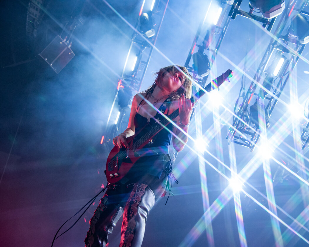 Die halbe Welt feiert sie: In der Hauptstadt macht die italienische Rockband ihrem Ruf alle Ehre. – Måneskin.