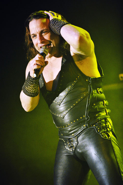 Manowar – Eric Adams' Lederkutte spannt zwar hier und da ein bisschen, aber ...