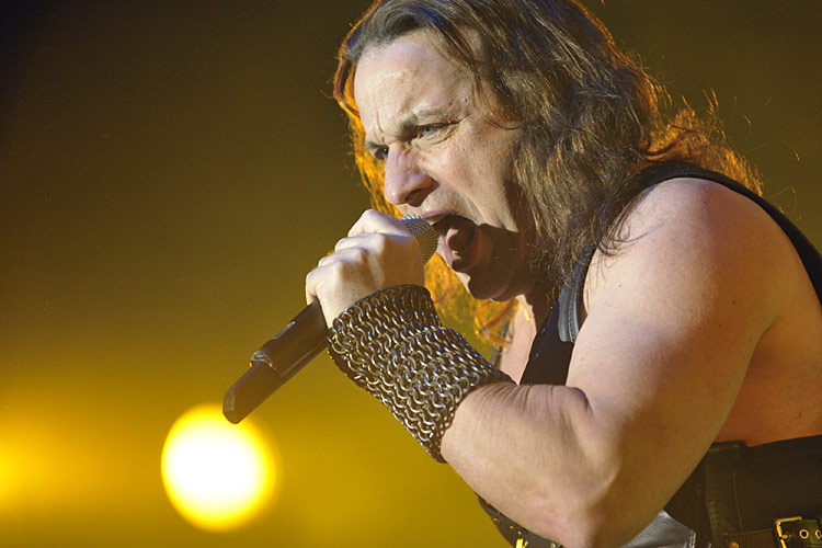 Wie aus einer längst vergangenen Zeit: Manowar. – ...und Schlagzeuger Donnie Hamzik heizen dem rappelvollen ...