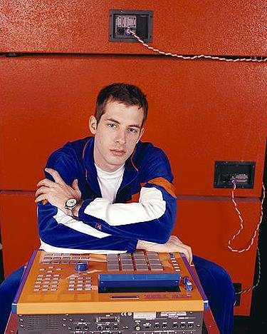 Mark Ronson – Lässig lehnend am Drumcomputer.