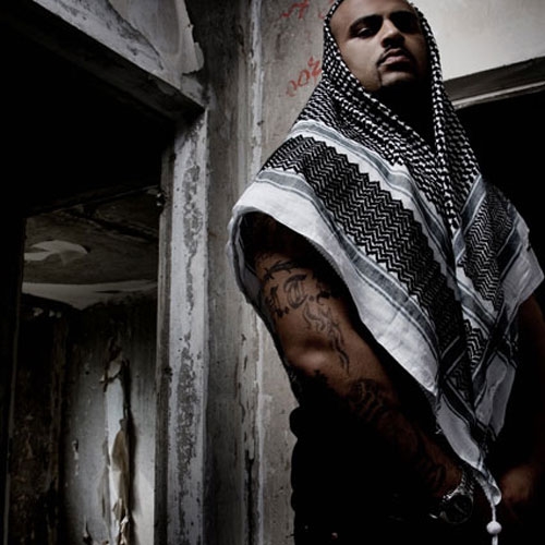 Das große Album kommt; Massiv kommt massiv. – Massiv mit schwarz-weißem Tuch.