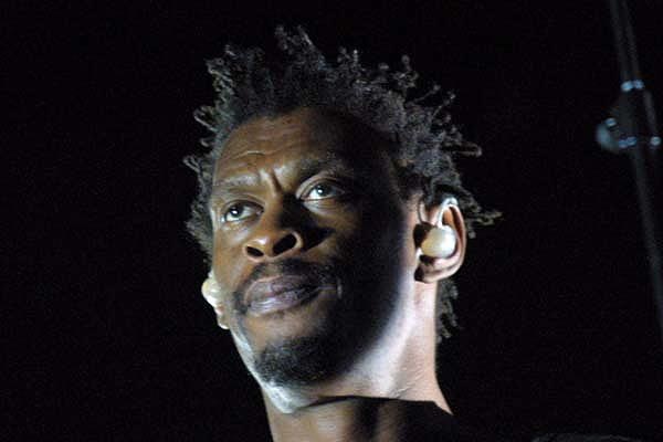 Massive Attack – Die Groove-Opis schleppten eine gigantische Matrix-Leinwand aufs Southside. – Aiyee my baby me