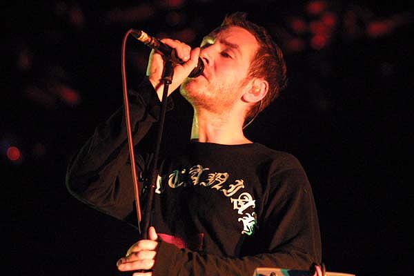 Massive Attack – Die Groove-Opis schleppten eine gigantische Matrix-Leinwand aufs Southside. – Karmacoma