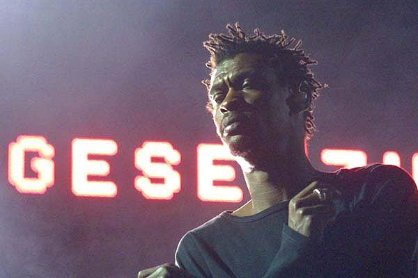 Massive Attack – Die Groove-Opis schleppten eine gigantische Matrix-Leinwand aufs Southside. – Take a walk, taste the rest