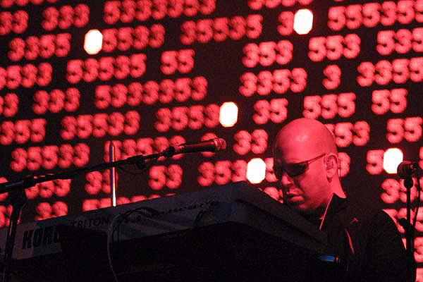Massive Attack – Die Groove-Opis schleppten eine gigantische Matrix-Leinwand aufs Southside. – You sure you want to be with me