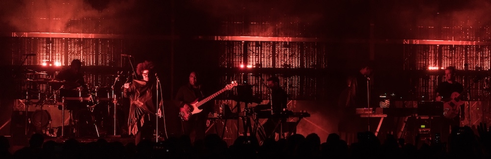 Massive Attack – Die britischen Trip Hop-Legenden zurück auf Deutschlandtour. Natürlich ausverkauft. – Auf der aktuellen EP "Ritual Spirit" ist auch Tricky zu Gast.