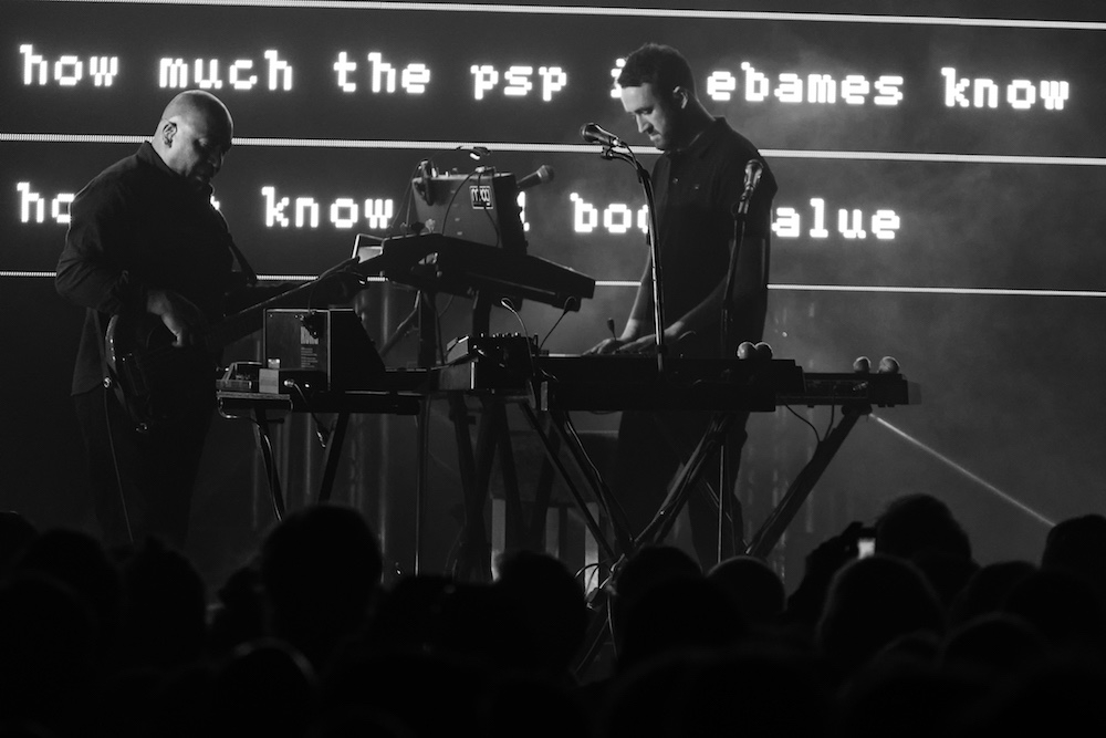 Massive Attack – Die britischen Trip Hop-Legenden zurück auf Deutschlandtour. Natürlich ausverkauft. – Die LED-Show kennt man bereits. Trotzdem top!