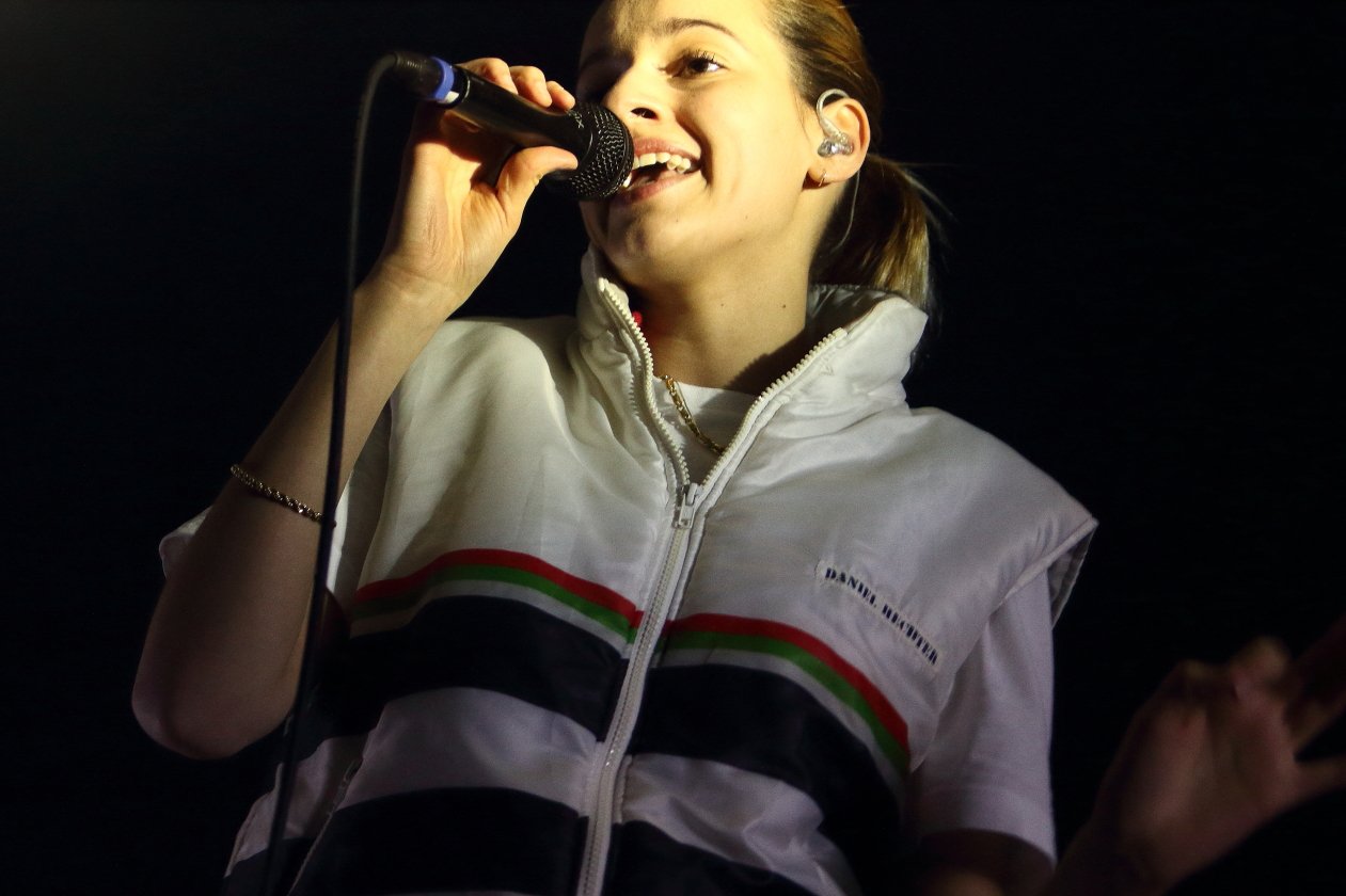 Mavi Phoenix mit Bilderbuch auf "Magic Life"-Tour. – ... Mavi Phoenix die Bühne betritt.
