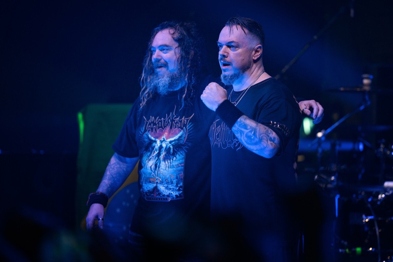 Max & Igor Cavalera – Die Metal-Brüder spielen vor ausverkauftem Haus legendäres Sepultura-Material. – Metal-Bros.