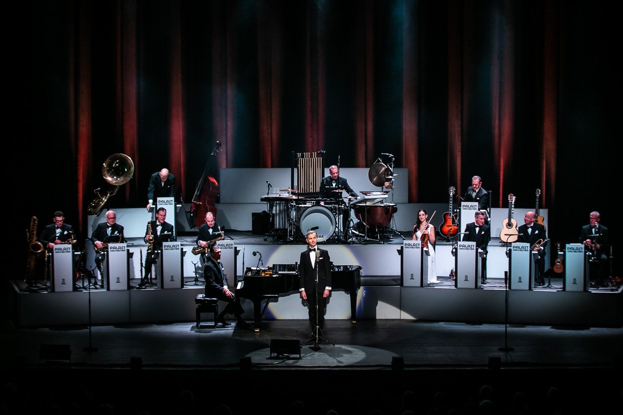 Max Raabe / Palastorchester – "Der perfekte Moment ... wird heut verpennt". – Max Raabe.