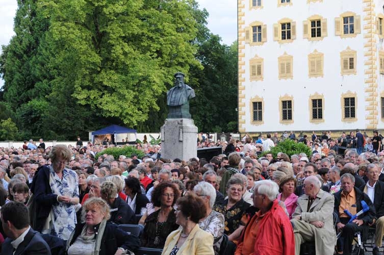 Max Raabe / Palastorchester – Trotz Publikum mit Stock im Hintern wieder grandios: Max Raabe. – 