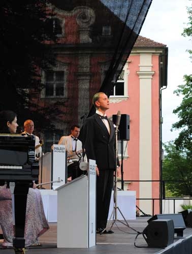 Max Raabe / Palastorchester – Trotz Publikum mit Stock im Hintern wieder grandios: Max Raabe. – 
