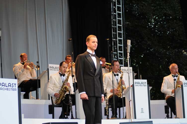 Max Raabe / Palastorchester – Trotz Publikum mit Stock im Hintern wieder grandios: Max Raabe. – 