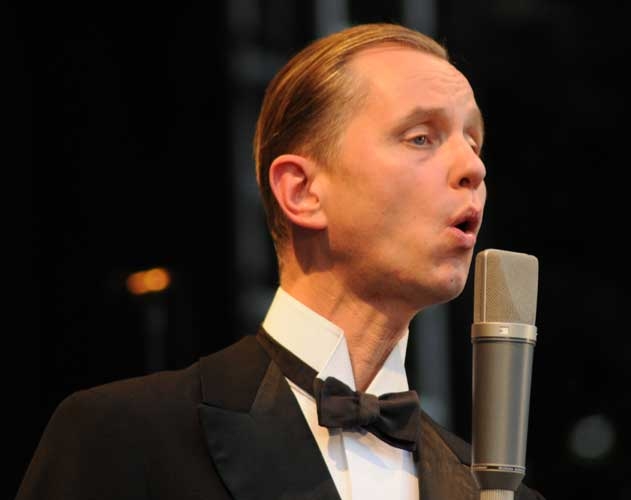 Max Raabe / Palastorchester – Trotz Publikum mit Stock im Hintern wieder grandios: Max Raabe. – 