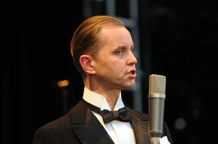 Max Raabe / Palastorchester – Trotz Publikum mit Stock im Hintern wieder grandios: Max Raabe. – 