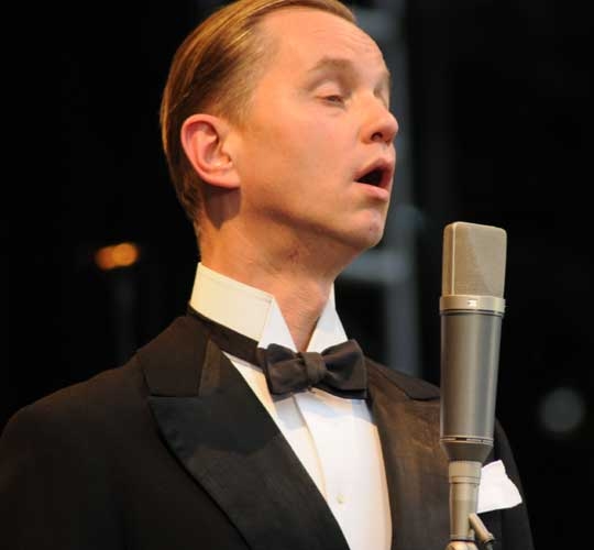 Max Raabe / Palastorchester – Trotz Publikum mit Stock im Hintern wieder grandios: Max Raabe. – 
