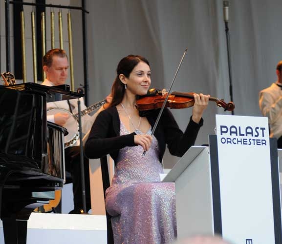 Max Raabe / Palastorchester – Trotz Publikum mit Stock im Hintern wieder grandios: Max Raabe. – 