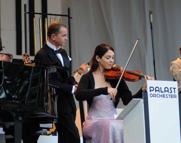 Max Raabe / Palastorchester – Trotz Publikum mit Stock im Hintern wieder grandios: Max Raabe. – 