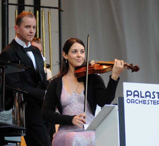 Max Raabe / Palastorchester – Trotz Publikum mit Stock im Hintern wieder grandios: Max Raabe. – 