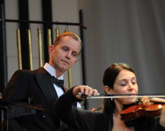 Max Raabe / Palastorchester – Trotz Publikum mit Stock im Hintern wieder grandios: Max Raabe. – 
