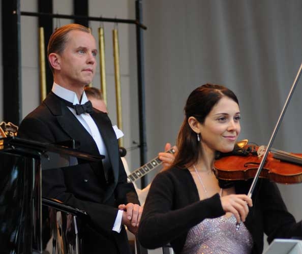 Max Raabe / Palastorchester – Trotz Publikum mit Stock im Hintern wieder grandios: Max Raabe. – 