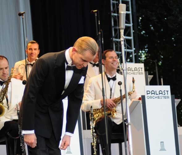 Max Raabe / Palastorchester – Trotz Publikum mit Stock im Hintern wieder grandios: Max Raabe. – 