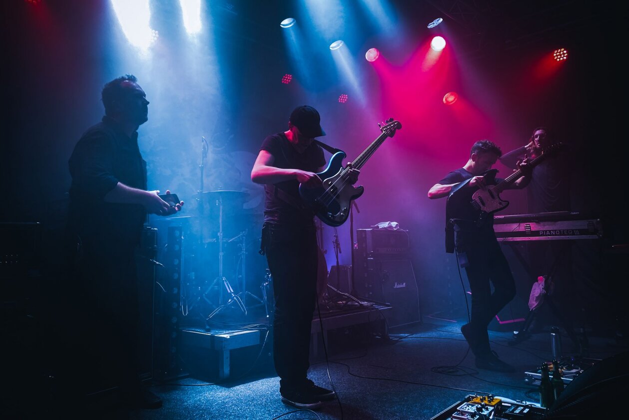 Livemusik ist zurück – Maybeshewill auch. Mit ihrem ersten Gig seit vier Jahren starten die Post-Rocker ihre Tournee in Köln. – John Helps (links), Ward, Southby.