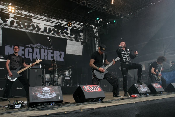 Live doch besser als auf CD. – Megaherz in action.
