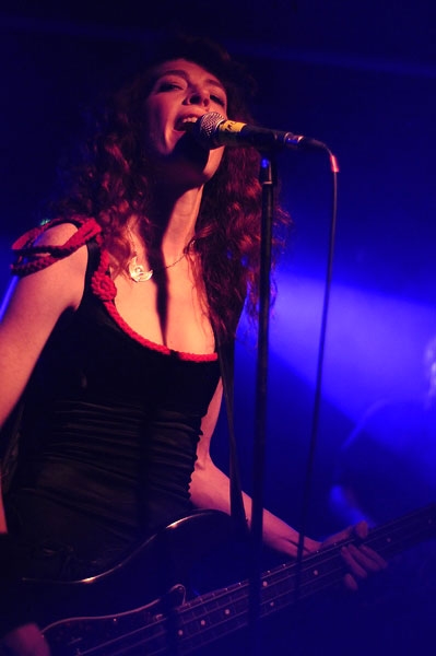 Ganz nah am Publikum: Tourstop im Abart. – Melissa Auf Der Maur.