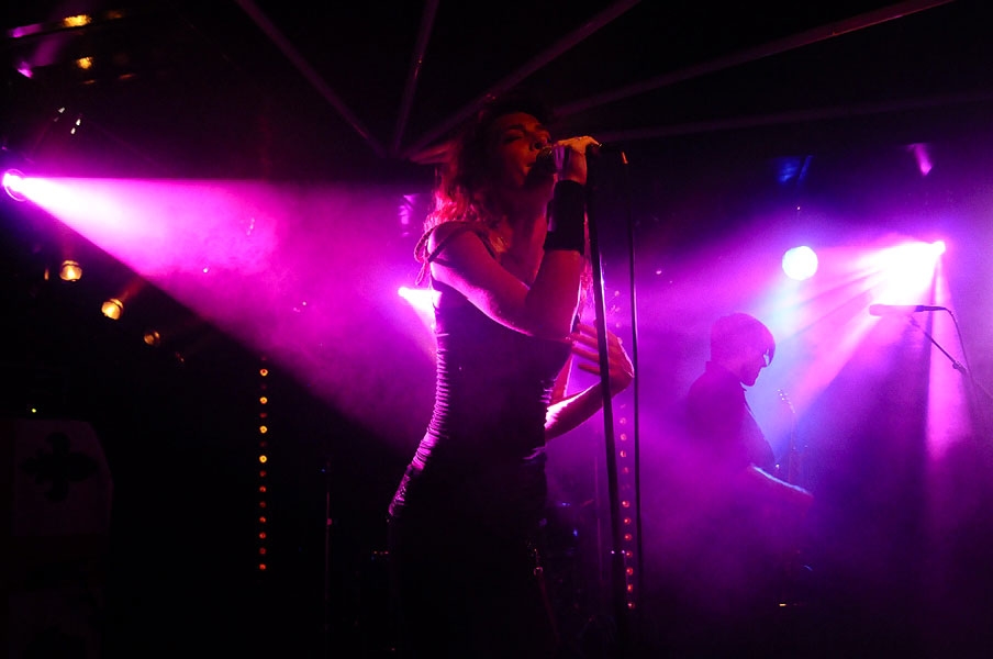 Ganz nah am Publikum: Tourstop im Abart. – Melissa Auf Der Maur.