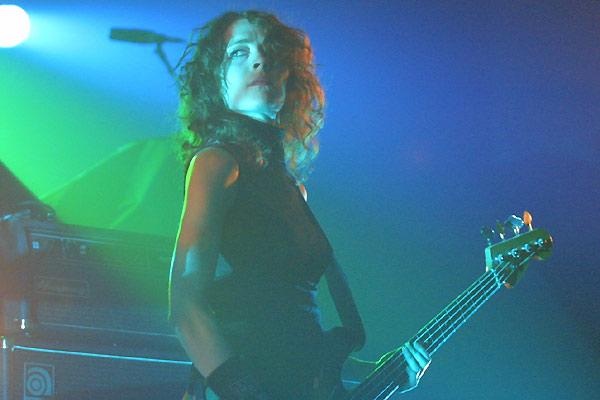 Melissa Auf Der Maur – Die Kanadierin beim Abräumen in Köln. – 