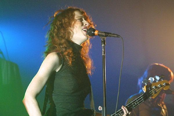 Melissa Auf Der Maur – Die Kanadierin beim Abräumen in Köln. – 