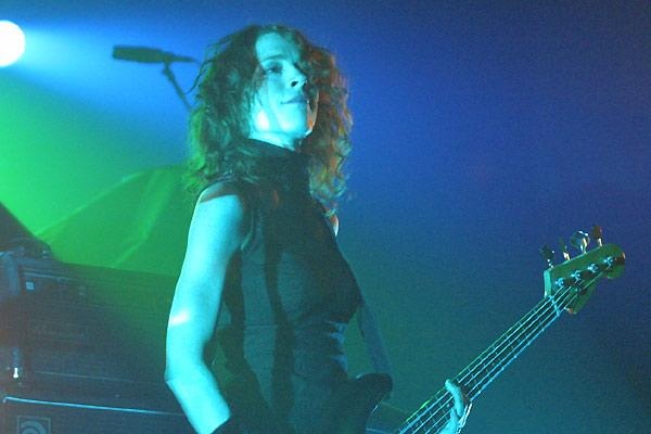 Melissa Auf Der Maur – Die Kanadierin beim Abräumen in Köln. – 