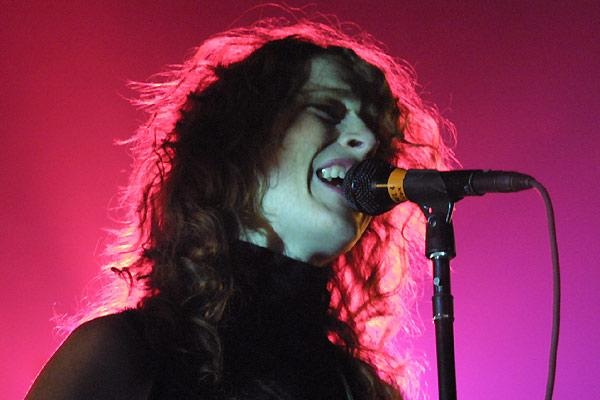 Melissa Auf Der Maur – Die Kanadierin beim Abräumen in Köln. – 