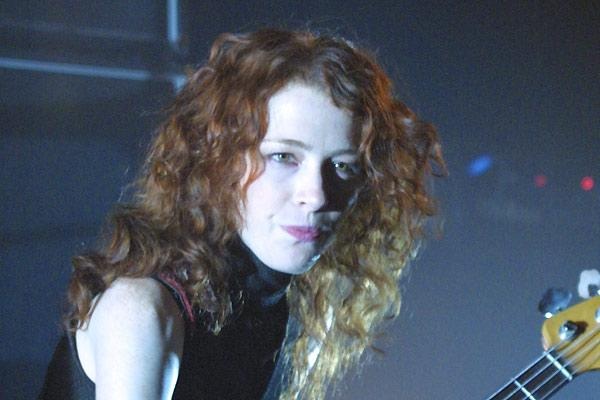 Melissa Auf Der Maur – Die Kanadierin beim Abräumen in Köln. – 