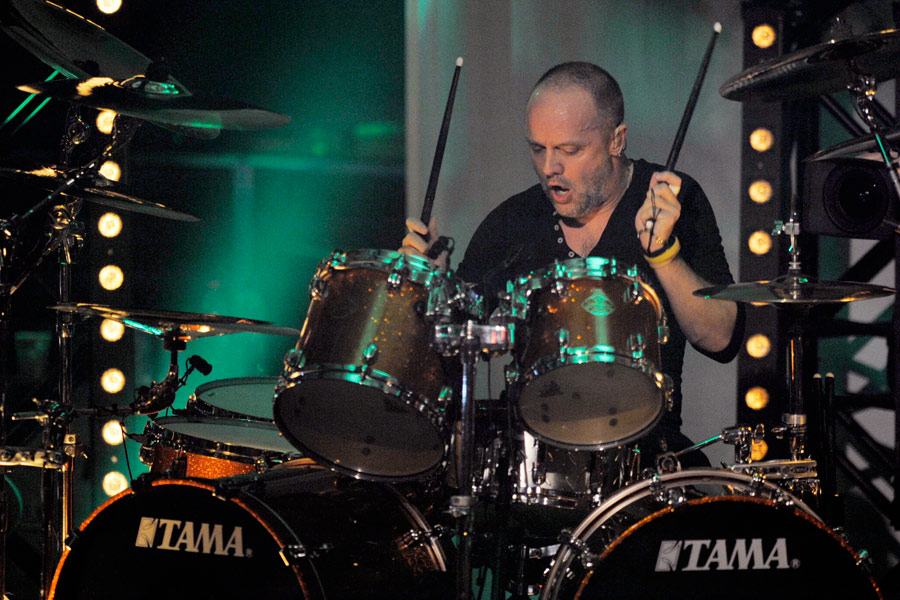 Lou Reed, Metallica, 400 Fans und ein Fernsehstudio: Ein Abend voller Fragen. – ...Drummer Lars Ulrich unbeindruckt und drosch die Felle wie immer.