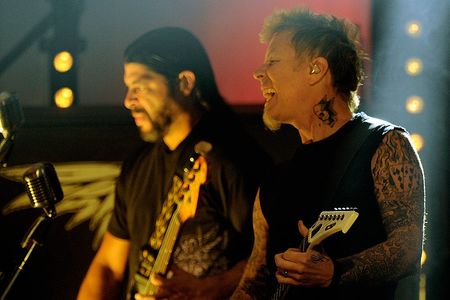 Lou Reed, Metallica, 400 Fans und ein Fernsehstudio: Ein Abend voller Fragen. – ...konnte man ihn auch kaum sehen. Hetfield und Trujillo rockten halbgar vor sich hin, trauten...