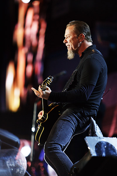 Metallica – Grauer Bart, harter Rock: James Hetfield und seine Therapiegruppe kurieren den Nürburgring. – 
