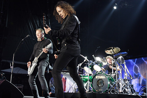 Metallica – Grauer Bart, harter Rock: James Hetfield und seine Therapiegruppe kurieren den Nürburgring. – 