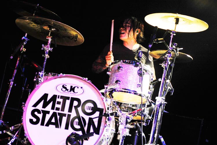 Laute Rufe nach Metro Station hallen durch die Live Music Hall ... – Sänger Trace Cyrus springt, rennt und hechtet über die Bühne...