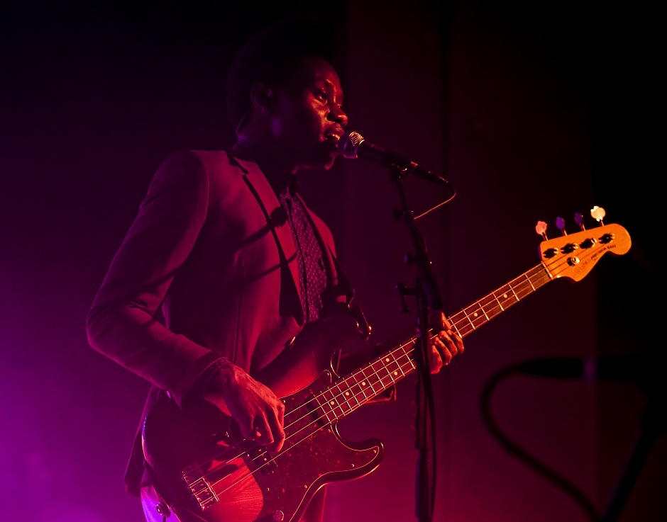 Metronomy – Olugbenga am Bass.