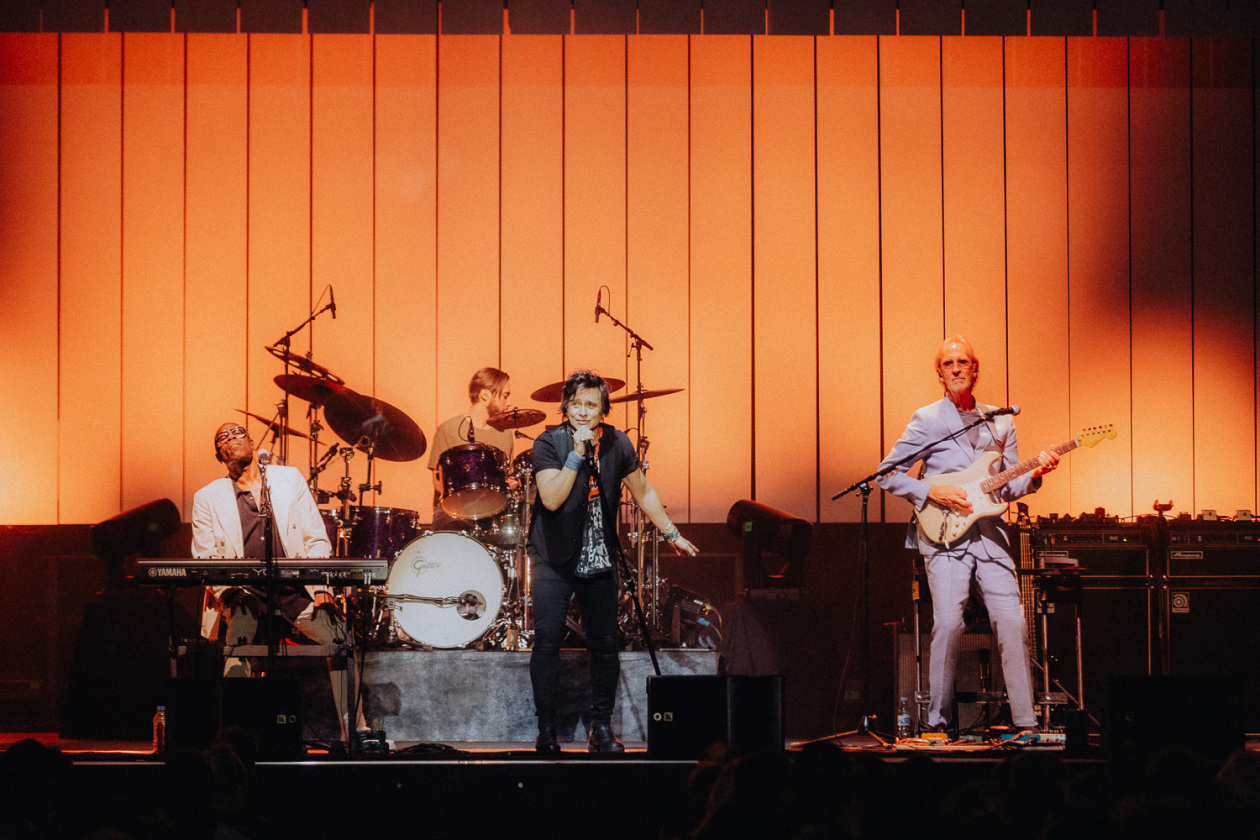Genesis-Gitarrist Mike Rutherford und Kollegen auf "Looking Back - Living The Years 2025 Tour". – Mike & The Mechanics.