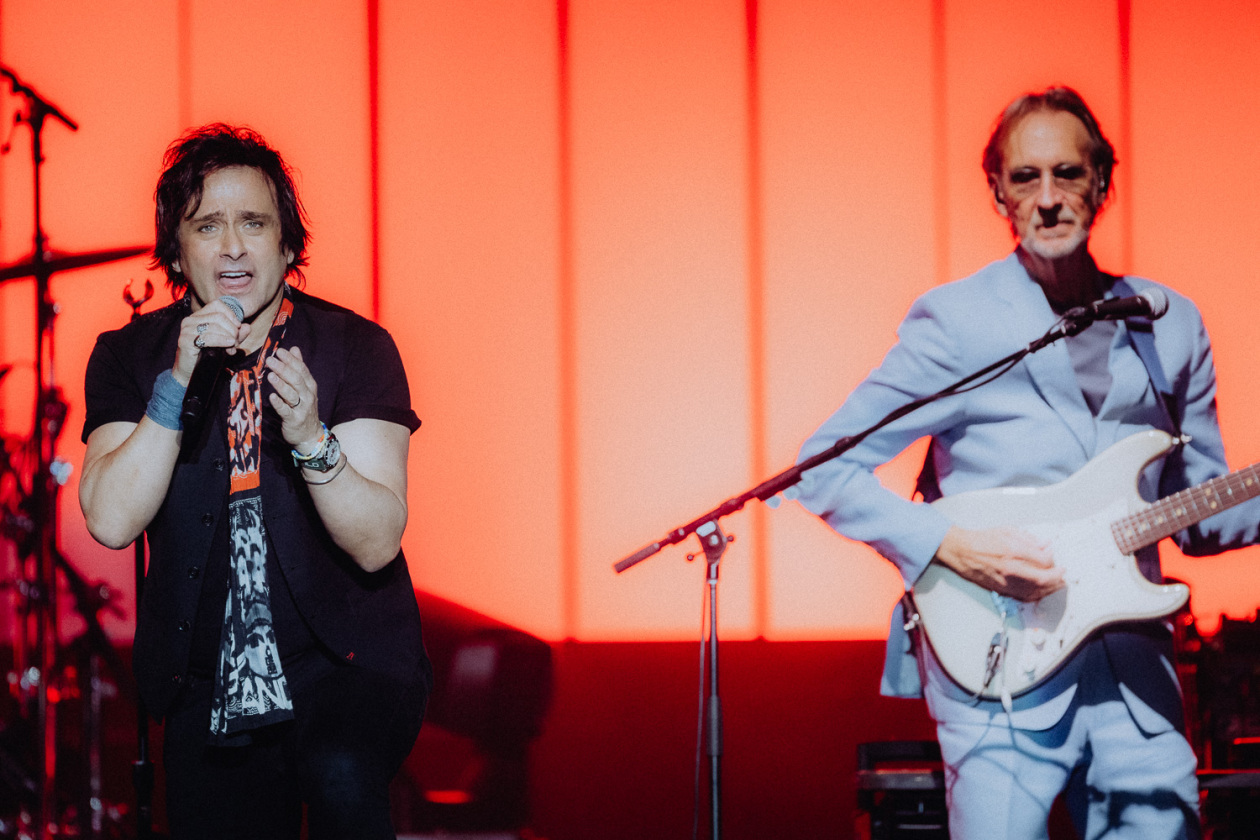 Mike & The Mechanics – Genesis-Gitarrist Mike Rutherford und Kollegen auf "Looking Back - Living The Years 2025 Tour". – Tim und Mike.