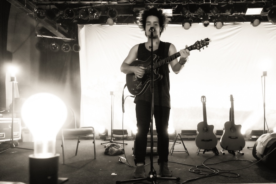 Milky Chance – Das Duo der Stunde: Kaum ein Konzert, bei dem die Location nicht aus allen Nähten platzt! – ... on stage.