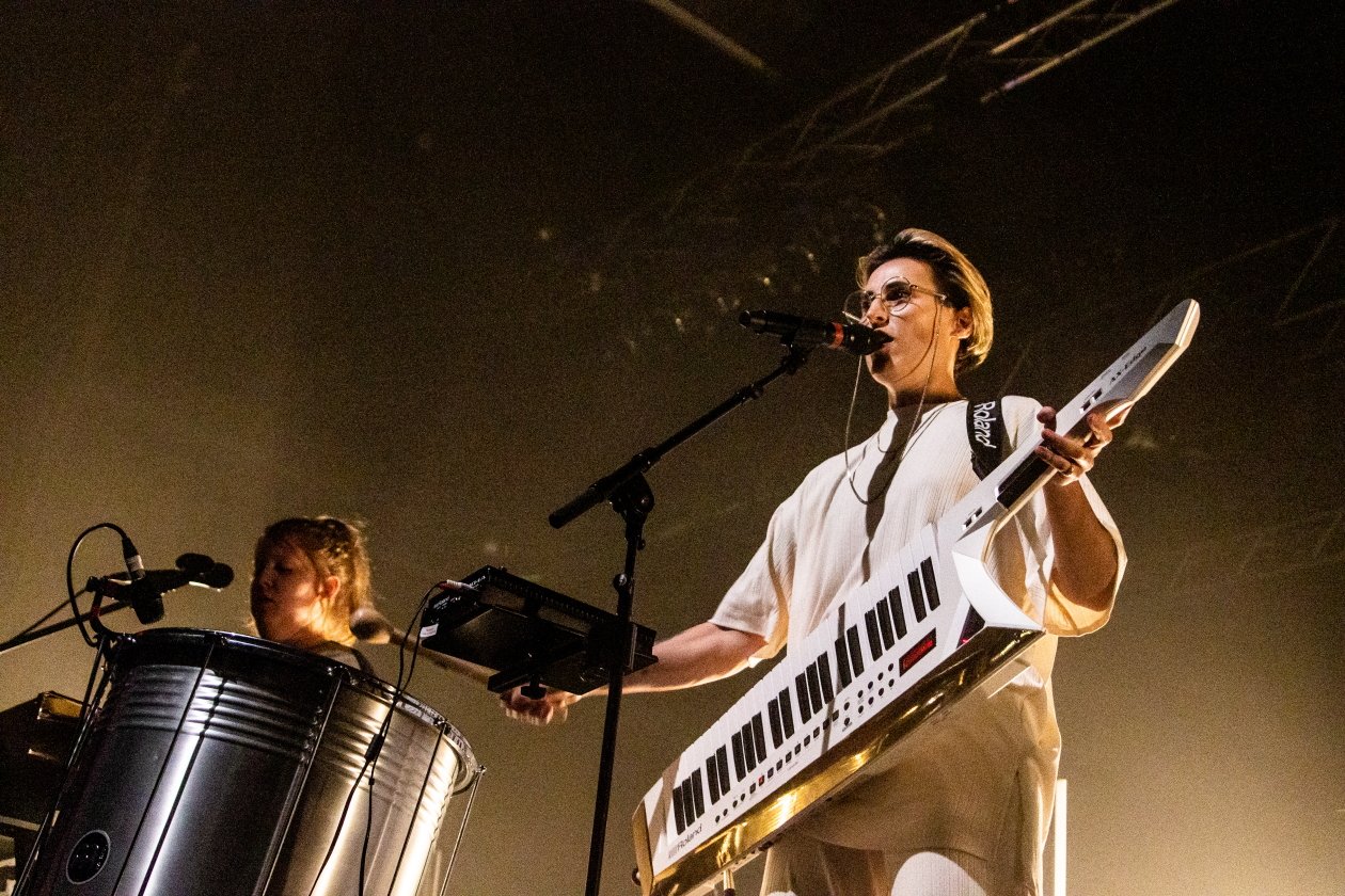 Mine – Ausverkauftes Haus in Berlin. – Heute mit Band und Keytar.