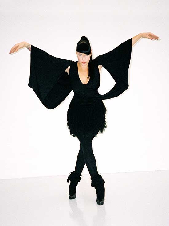 Miss Kittin – Für "BatBox" wirft sich die DJ-Chanteuse in schwarze Schale. – "DJ plays deja vu / As we were in 82"