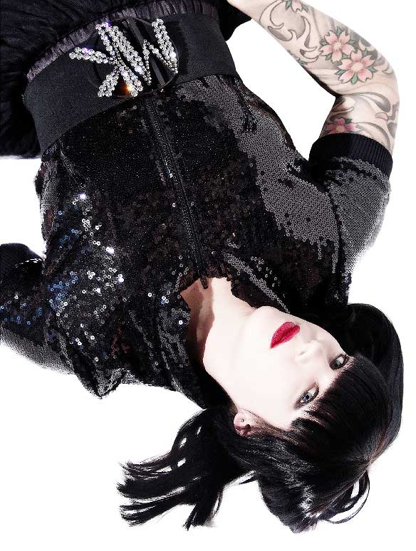 Miss Kittin – Für "BatBox" wirft sich die DJ-Chanteuse in schwarze Schale. – "Imagine you're dancing / You're a robot, man machine"