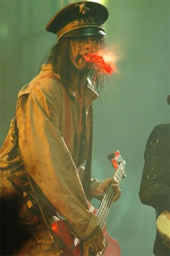 Titten, Bier und Rock'n'Roll: Mötley Crüe wissen, wies geht. – Den Mund zu voll genommen: Nikki Sixx.