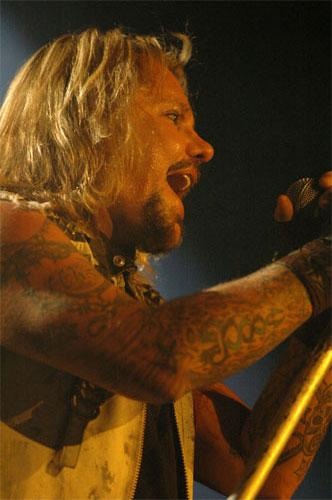 Titten, Bier und Rock'n'Roll: Mötley Crüe wissen, wies geht. – Master Of Singsang: Vince Neil.